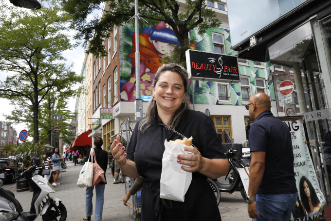 De West-Kruiskade, ‘de leukste en meest levendige winkelstraat van Rotterdam, waar ondernemers de ruimte krijgen om bijvoorbeeld crossovers te maken tussen winkels en horeca. Al stuit dat wel vaak op ‘oude’ regels.’ De West-Kruiskade, ‘de leukste en meest levendige winkelstraat van Rotterdam, waar ondernemers de ruimte krijgen om bijvoorbeeld crossovers te maken tussen winkels en horeca. Al stuit dat wel vaak op ‘oude’ regels.’