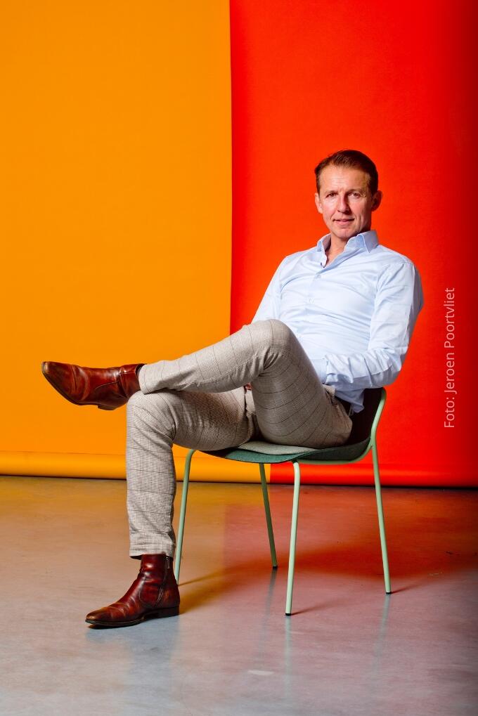 ‘Te veel werken, te veel drinken, te veel roken. Toen ik me realiseerde dat ik ongezond leefde heb ik álles aangepast. Ik ben gestopt met te hard werken, roken, drinken en vlees eten en ben begonnen met mediteren’ ‘Te veel werken, te veel drinken, te veel roken. Toen ik me realiseerde dat ik ongezond leefde heb ik álles aangepast. Ik ben gestopt met te hard werken, roken, drinken en vlees eten en ben begonnen met mediteren’