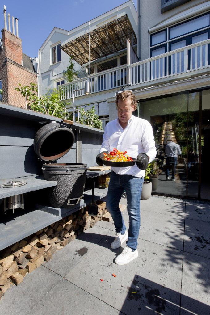 Vroeger werkte hij 20 uur per dag. Tegenwoordig neemt Nils Clement regelmatig de tijd om zijn lunch op de barbecue te maken Vroeger werkte hij 20 uur per dag. Tegenwoordig neemt Nils Clement regelmatig de tijd om zijn lunch op de barbecue te maken