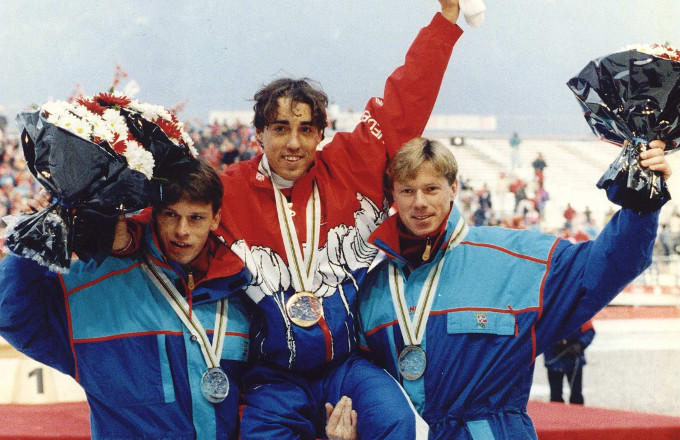 Goud op de 10.000 meter in Albertville (1992). V.l.n.r. Johan Olav Koss (brons), Bart Veldkamp (goud) en Geir Karlstad (zilver) Goud op de 10.000 meter in Albertville (1992). V.l.n.r. Johan Olav Koss (brons), Bart Veldkamp (goud) en Geir Karlstad (zilver)