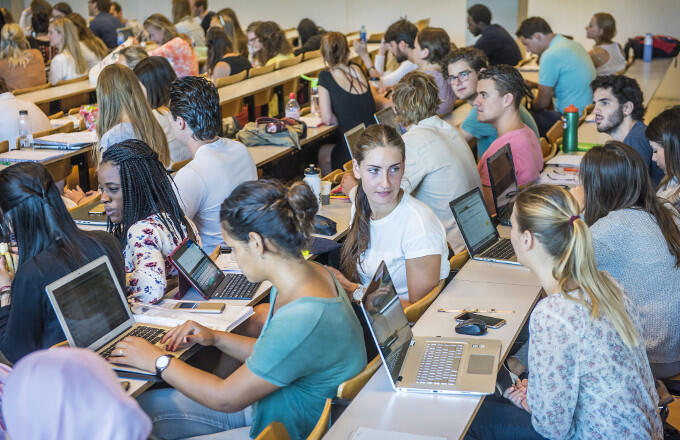 De basisbeurs moet terug, zegt het CDA. Daar zullen deze studenten wel blij mee zijn De basisbeurs moet terug, zegt het CDA. Daar zullen deze studenten wel blij mee zijn