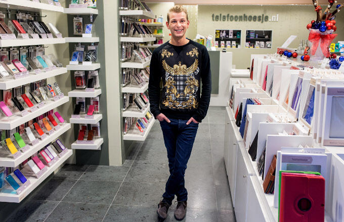 Bjorn Vriesema (Telefoonhoesje.nl): 'Met een kleine investering kon ik een fysieke winkel beginnen. Ik dacht: ik doe het gewoon' Bjorn Vriesema (Telefoonhoesje.nl): 'Met een kleine investering kon ik een fysieke winkel beginnen. Ik dacht: ik doe het gewoon'