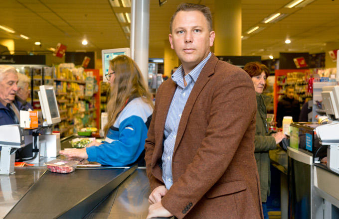 Van der Poel: 'Van de medewerkers die de overval van dichtbij hebben meegemaakt, werkt niemand meer in de winkel of überhaupt in de detailhandel' Van der Poel: 'Van de medewerkers die de overval van dichtbij hebben meegemaakt, werkt niemand meer in de winkel of überhaupt in de detailhandel'