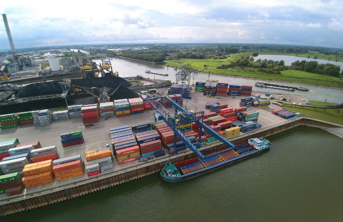 Zo ligt de Nijmeegse terminal er tijdens normale weken bij. Na de stremming van de Maas zag dat er wel even anders uit Zo ligt de Nijmeegse terminal er tijdens normale weken bij. Na de stremming van de Maas zag dat er wel even anders uit