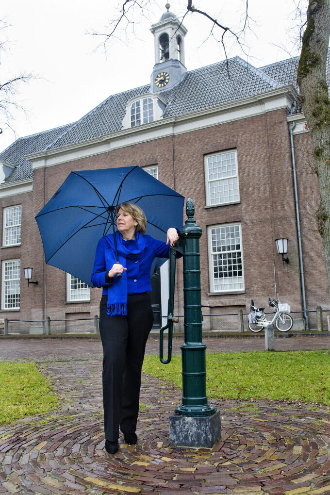 Een foto voor slot Zeist levert een mooi plaatje op, maar voor Corien Wortmann is het slot vooral de plek waar de school van de hernhutters gevestigd was. Een school met een open, tolerante, internationale blik. Dat spreekt haar aan Een foto voor slot Zeist levert een mooi plaatje op, maar voor Corien Wortmann is het slot vooral de plek waar de school van de hernhutters gevestigd was. Een school met een open, tolerante, internationale blik. Dat spreekt haar aan