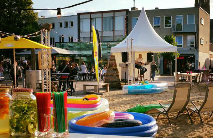 Opblaaskrokodillen, strand en water in de binnenstad van Oss? Waarom ook niet Opblaaskrokodillen, strand en water in de binnenstad van Oss? Waarom ook niet