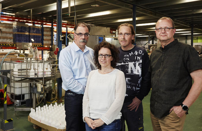 Van links naar rechts: René Uijtdewilligen, Cathelijn van der Meijden, Angelo van den Berg en Pedro Sol: allemaal bezig met alle wet- en regelgeving waaraan zeepfabrikant Spectro zich heeft te houden Van links naar rechts: René Uijtdewilligen, Cathelijn van der Meijden, Angelo van den Berg en Pedro Sol: allemaal bezig met alle wet- en regelgeving waaraan zeepfabrikant Spectro zich heeft te houden