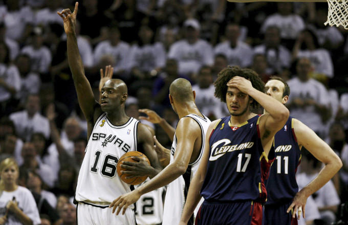 Hij was de nummer 16 bij de San Antonio Spurs Hij was de nummer 16 bij de San Antonio Spurs