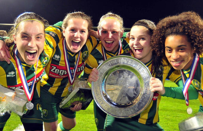 Met ADO werd Leonne Stentler (links) in 2012 landskampioen Met ADO werd Leonne Stentler (links) in 2012 landskampioen