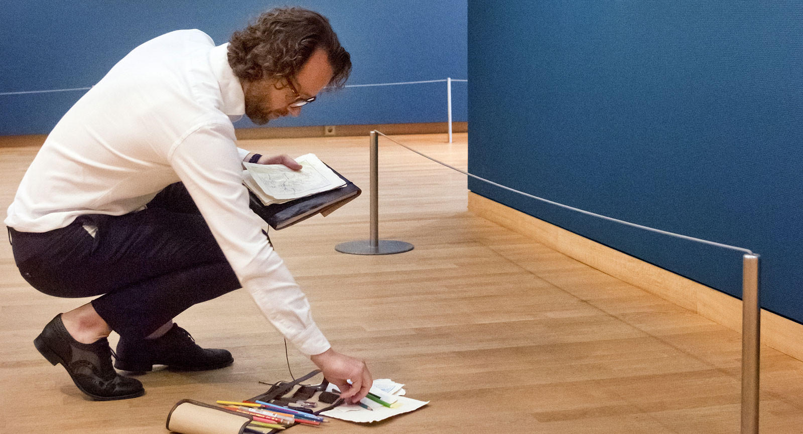 Tekenen doet Van Tilburg nog steeds. Hier in het Van Gogh Museum in Amsterdam Tekenen doet Van Tilburg nog steeds. Hier in het Van Gogh Museum in Amsterdam