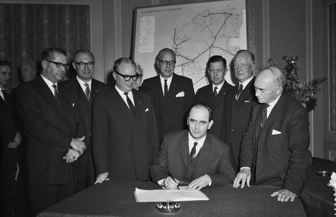 In 1963 is de GasUnie een feit. Minister de Pous van Economische Zaken tekent de notariële akte die daarvoor nodig is In 1963 is de GasUnie een feit. Minister de Pous van Economische Zaken tekent de notariële akte die daarvoor nodig is