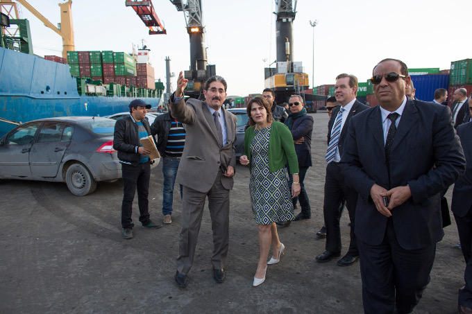 Minister Ploumen bezoekt tijdens een handelsmissie naar Tunesië het havenbedrijf van Tunis Minister Ploumen bezoekt tijdens een handelsmissie naar Tunesië het havenbedrijf van Tunis