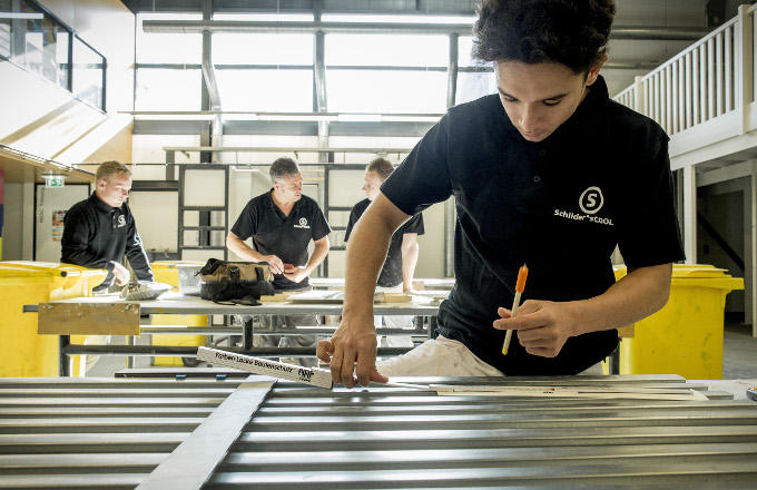 Wat ze op de Schilder^sCool leren, kunnen ze meteen gebruiken in de praktijk. 'Van mij nemen ze zoiets wel aan.' Wat ze op de Schilder^sCool leren, kunnen ze meteen gebruiken in de praktijk. 'Van mij nemen ze zoiets wel aan.'