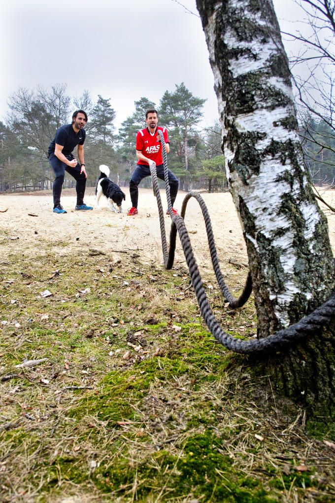 Bas van der Veldt laadt zich thuis op op een spijkerbed, of hij gaat bootcampen met zijn personal trainer Bas van der Veldt laadt zich thuis op op een spijkerbed, of hij gaat bootcampen met zijn personal trainer