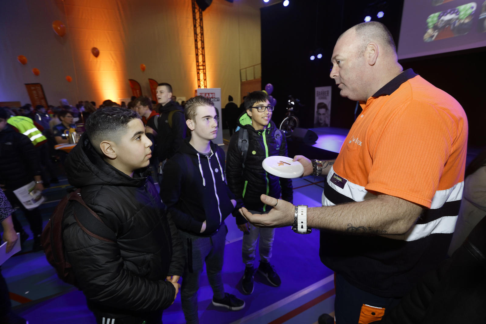 Ook de stoere afvalverwerker heeft geen enkele moeite om kinderen enthousiast te krijgen Ook de stoere afvalverwerker heeft geen enkele moeite om kinderen enthousiast te krijgen