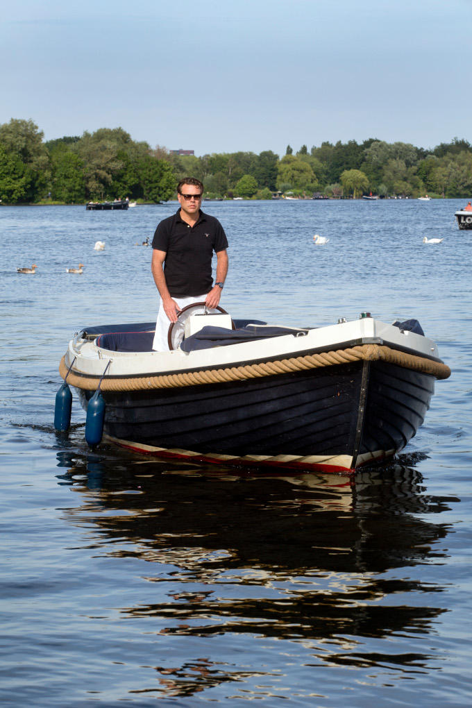 Een jacht? Nee, dat heeft Arnout Damen niet. Wel een sloep, want bootjes en varen daar heeft ie wel een voorliefde voor Een jacht? Nee, dat heeft Arnout Damen niet. Wel een sloep, want bootjes en varen daar heeft ie wel een voorliefde voor