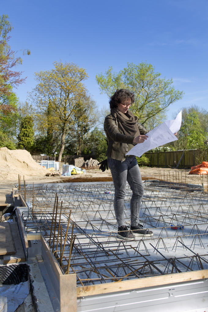 Elk vrij uurtje gaat er tegenwoordig in zitten: de bouw van haar eigen nieuwe huis. En eigenlijk is ze er best trots op: alles wat bruikbaar is van het huis dat er eerst stond, wordt hergebruikt Elk vrij uurtje gaat er tegenwoordig in zitten: de bouw van haar eigen nieuwe huis. En eigenlijk is ze er best trots op: alles wat bruikbaar is van het huis dat er eerst stond, wordt hergebruikt