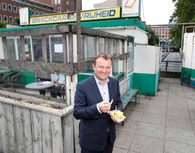 Bart van Kent: ‘In de koffietent en de snackbar komen van oudsher arbeiders en wijkbewoners samen. Daar kun je horen wat er speelt’ Bart van Kent: ‘In de koffietent en de snackbar komen van oudsher arbeiders en wijkbewoners samen. Daar kun je horen wat er speelt’
