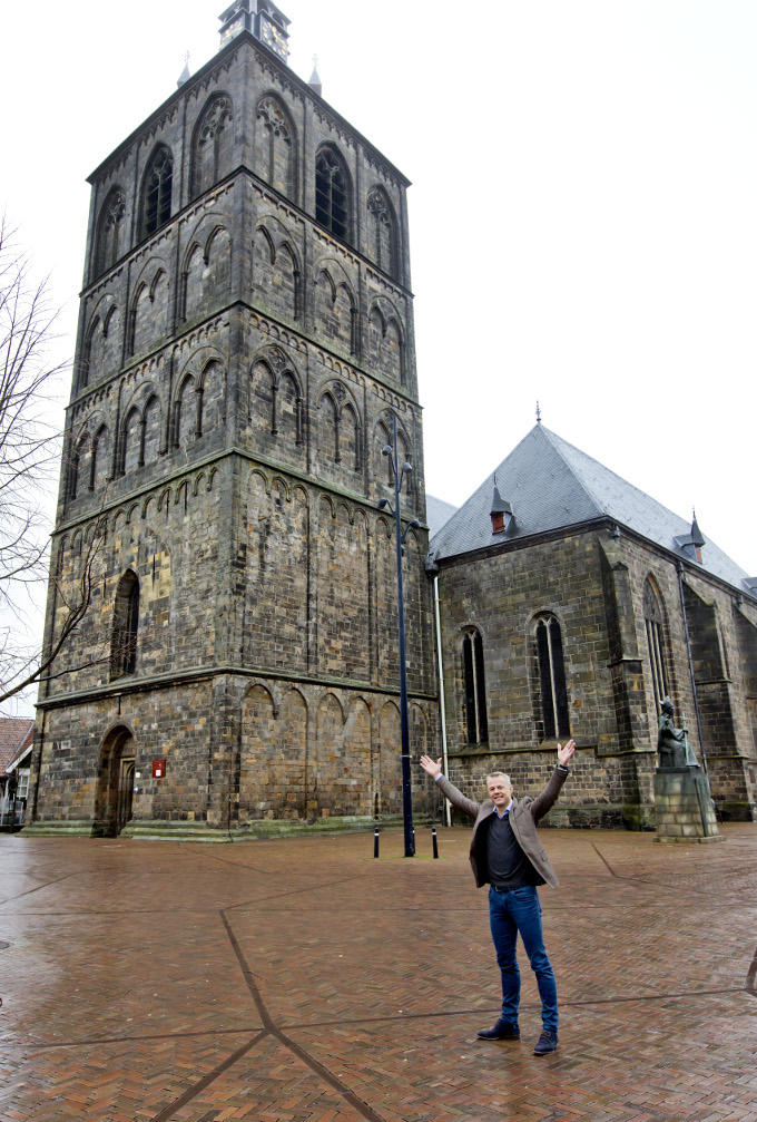 Als Bjorn Kuipers de Plechelmus-basiliek ziet, voelt dat als thuiskomen. Thuiskomen in Oldenzaal, waar hij zijn hele leven al woont Als Bjorn Kuipers de Plechelmus-basiliek ziet, voelt dat als thuiskomen. Thuiskomen in Oldenzaal, waar hij zijn hele leven al woont