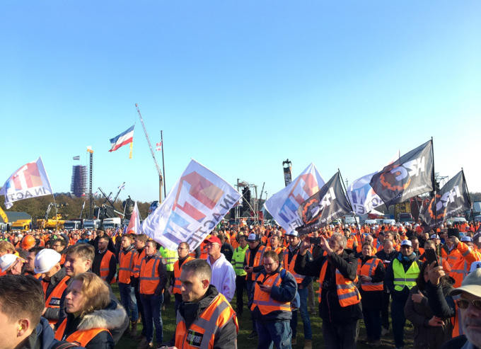 Spandoeken, bouwmaterieel en keiharde muziek: de bouw laat van zich horen Spandoeken, bouwmaterieel en keiharde muziek: de bouw laat van zich horen