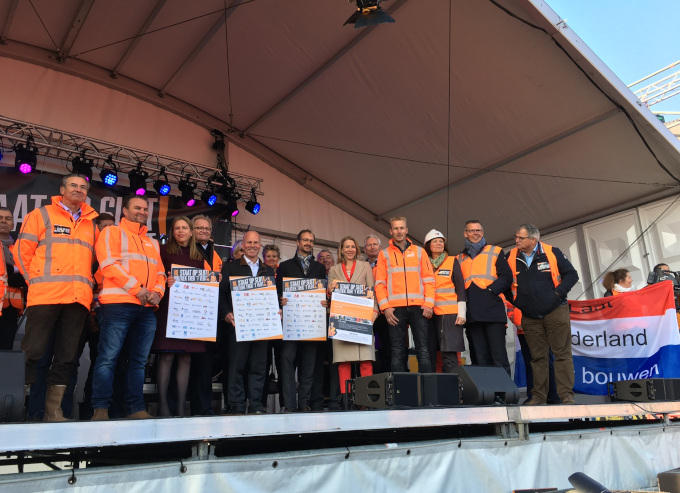 Een respectvol applaus, dat wel, maar ook boe-geroep voor de bewindslieden die bereid waren het manifest in ontvangst te nemen Een respectvol applaus, dat wel, maar ook boe-geroep voor de bewindslieden die bereid waren het manifest in ontvangst te nemen