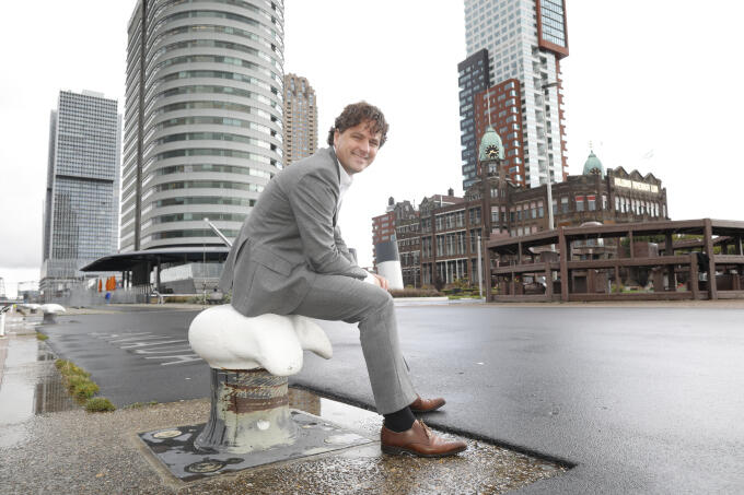 In ‘zijn’ Rotterdam op de Kop van Zuid, waar oud en nieuw ondernemerschap in elkaar overlopen. Met Hotel New York in het voormalige hoofdkantoor van de Holland-Amerika Lijn, en verderop de moderne haven In ‘zijn’ Rotterdam op de Kop van Zuid, waar oud en nieuw ondernemerschap in elkaar overlopen. Met Hotel New York in het voormalige hoofdkantoor van de Holland-Amerika Lijn, en verderop de moderne haven
