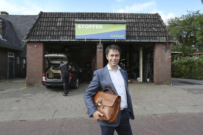 Bij het familiebedrijf in Elspeet, waar Chris Stoffer in zijn jeugd veel heeft gewerkt. ‘Eerst verdienen, dan uitgeven.’ Bij het familiebedrijf in Elspeet, waar Chris Stoffer in zijn jeugd veel heeft gewerkt. ‘Eerst verdienen, dan uitgeven.’