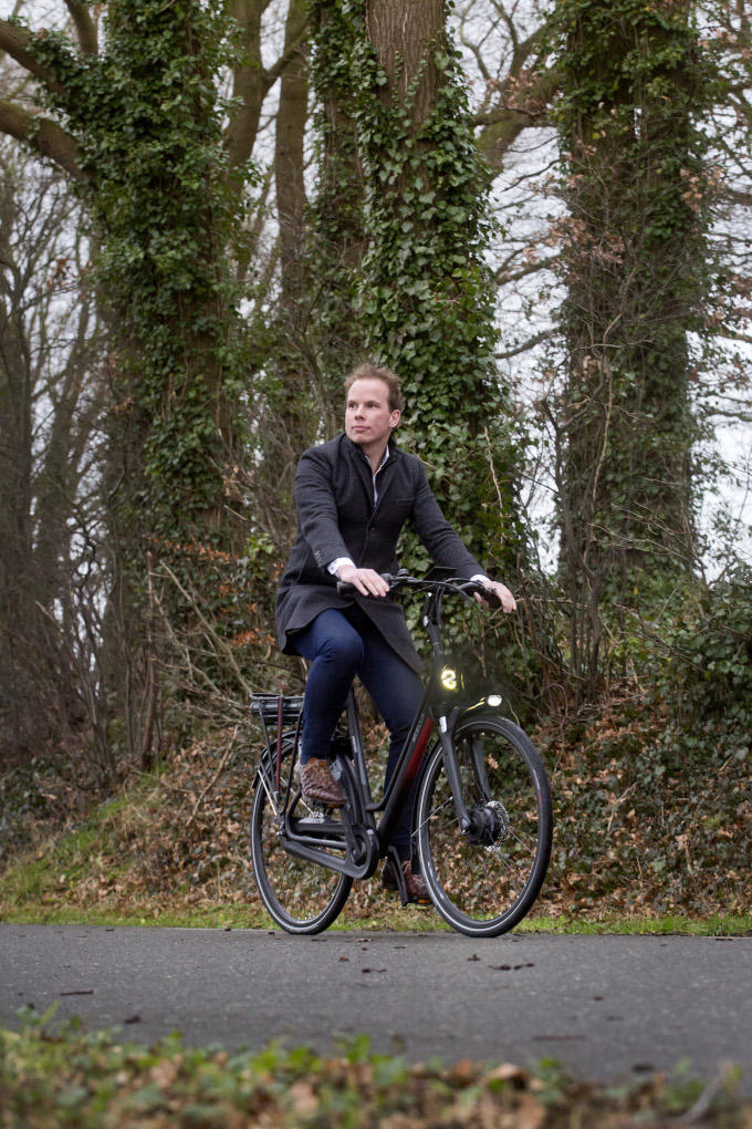 Op de fiets naar kantoor: welke ceo doet dat? Nou ja, Daan van Renselaar in elk geval. 'Lekker fris aan de dag beginnen' Op de fiets naar kantoor: welke ceo doet dat? Nou ja, Daan van Renselaar in elk geval. 'Lekker fris aan de dag beginnen'