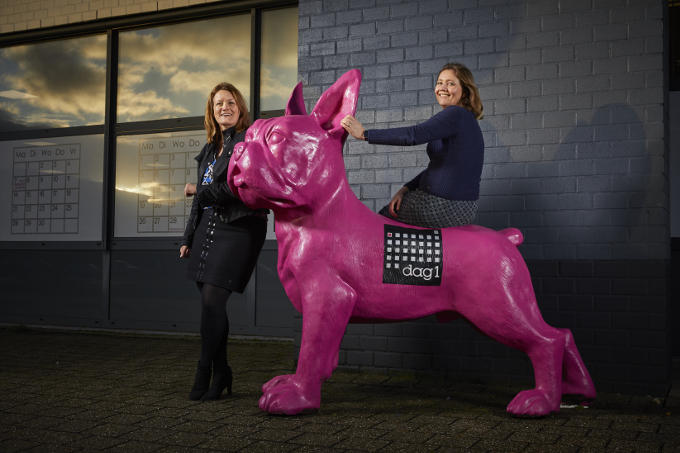 'Een hond op kantoor leek ons gezellig, maar was in de praktijk nogal een gedoe. Dan maar een nep buldog voor het pand' 'Een hond op kantoor leek ons gezellig, maar was in de praktijk nogal een gedoe. Dan maar een nep buldog voor het pand'