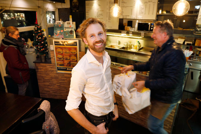 ‘Mijn vader heeft 25 jaar als kok in een verzorgingshuis gewerkt. Daar deed hij al ondernemende dingen. Toen begon het te kriebelen en is hij een snackbar begonnen. Dat vind ik mooi, zo’n ommezwaai na zoveel jaar’ ‘Mijn vader heeft 25 jaar als kok in een verzorgingshuis gewerkt. Daar deed hij al ondernemende dingen. Toen begon het te kriebelen en is hij een snackbar begonnen. Dat vind ik mooi, zo’n ommezwaai na zoveel jaar’