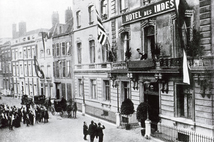 Paul Kruger wuift de mensen toe met zijn hoge hoed. Zijn bezoek aan Nederland in 1900 levert de nodige consternatie op Paul Kruger wuift de mensen toe met zijn hoge hoed. Zijn bezoek aan Nederland in 1900 levert de nodige consternatie op