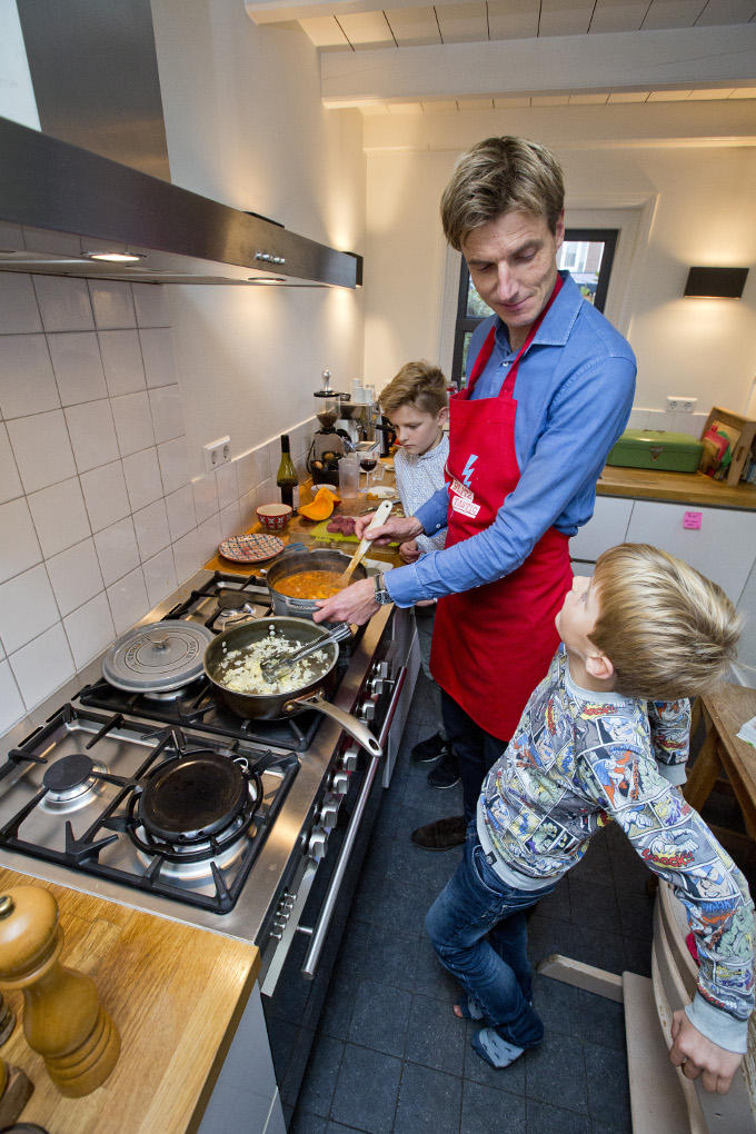 Drees Peter van den Bosch: ‘Ik kook graag. Niet alleen voor mijn gezin, maar ook voor vrienden. Eten is een mooi ritueel om samen te komen’ Drees Peter van den Bosch: ‘Ik kook graag. Niet alleen voor mijn gezin, maar ook voor vrienden. Eten is een mooi ritueel om samen te komen’