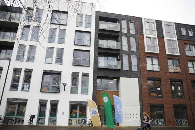 Op het eerste gezicht niets bijzonders misschien, dit gebouw. Maar een school - of eigenlijk 3 basisscholen - tussen gewone appartementen?!? Op het eerste gezicht niets bijzonders misschien, dit gebouw. Maar een school - of eigenlijk 3 basisscholen - tussen gewone appartementen?!?