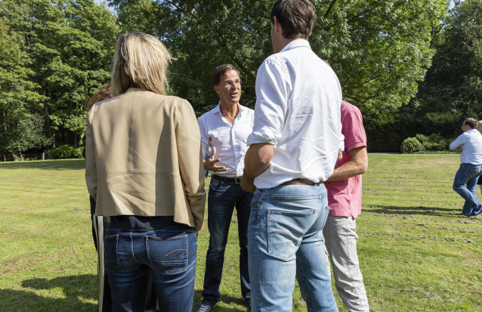In het Catshuis komt het kabinet bijeen voor een informele ‘heisessie’. De economie groeit, de werkloosheid daalt: maar wat zien we daarvan straks terug in de Miljoenennota? In het Catshuis komt het kabinet bijeen voor een informele ‘heisessie’. De economie groeit, de werkloosheid daalt: maar wat zien we daarvan straks terug in de Miljoenennota?