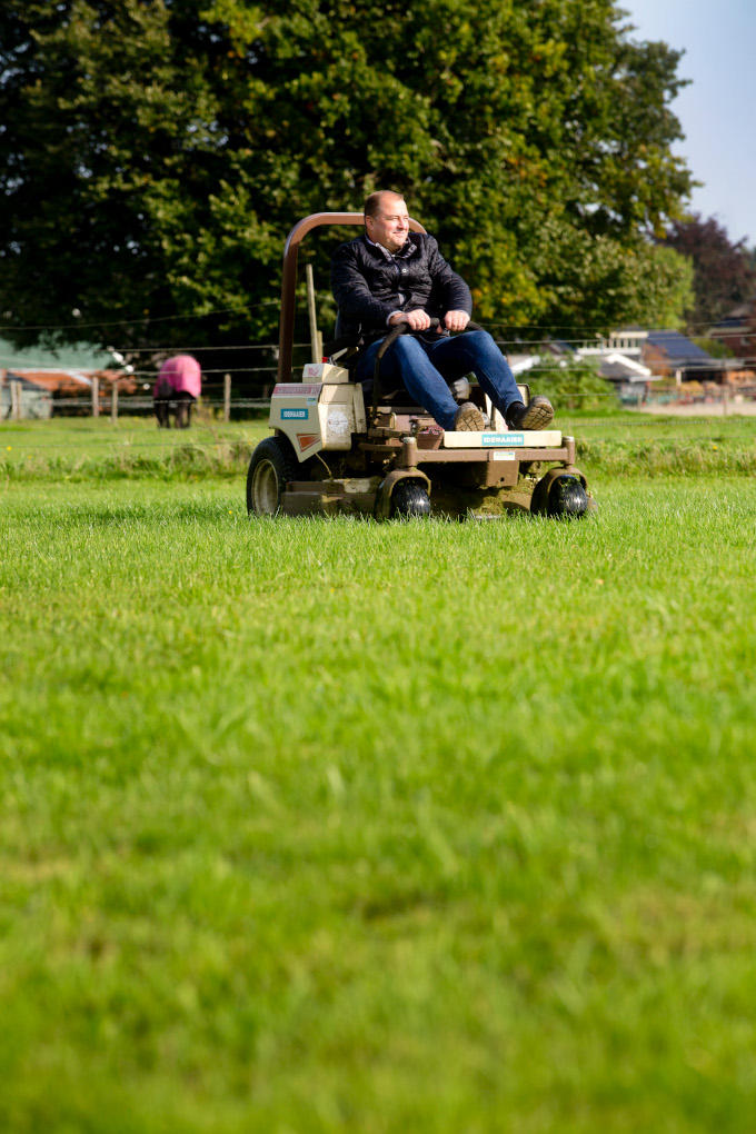 Het gras bij zijn nieuwe huis maait Eric Idema zelf. Zo'n vier voetbalvelden: 100 meter vooruit, 100 meter terug. 'Het maakt mijn hoofd leeg.' Het gras bij zijn nieuwe huis maait Eric Idema zelf. Zo'n vier voetbalvelden: 100 meter vooruit, 100 meter terug. 'Het maakt mijn hoofd leeg.'
