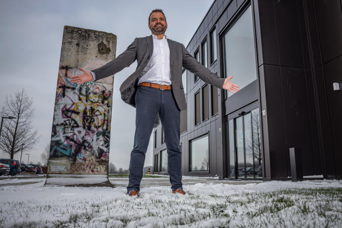 'Weet je', zegt Erik Joosten (Avantis): 'ik wil graag made in Germany en made in Holland op mijn verpakkingen kunnen zetten' 'Weet je', zegt Erik Joosten (Avantis): 'ik wil graag made in Germany en made in Holland op mijn verpakkingen kunnen zetten'