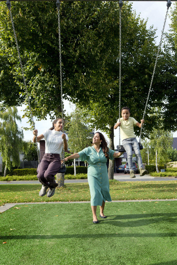 Met dochter Lina en zoon Aydin in de wijkspeeltuin in Almere Met dochter Lina en zoon Aydin in de wijkspeeltuin in Almere