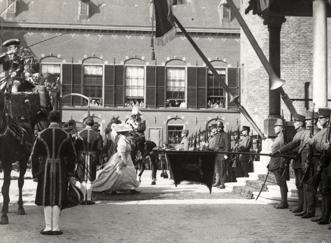 Prinsjesdag 1915: koningin Wilhelmina loopt naar de Ridderzaal voor opening van het parlementaire jaar Prinsjesdag 1915: koningin Wilhelmina loopt naar de Ridderzaal voor opening van het parlementaire jaar