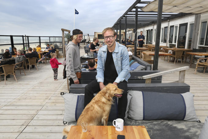 Bij strandpaviljoen (paal) Twaalf op Texel, ‘een strandtent die wordt gerund door een jonge ondernemer die zich probeert te onderscheiden van de massa met bijzondere activiteiten en ‘eerlijke’ producten.’ Bij strandpaviljoen (paal) Twaalf op Texel, ‘een strandtent die wordt gerund door een jonge ondernemer die zich probeert te onderscheiden van de massa met bijzondere activiteiten en ‘eerlijke’ producten.’