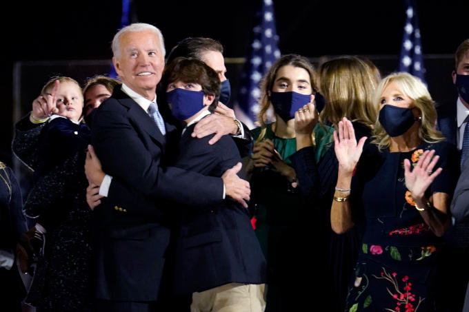 Joe en Jill (helemaal rechts op de foto) Biden en familie na afloop van zijn speech afgelopen zaterdag Joe en Jill (helemaal rechts op de foto) Biden en familie na afloop van zijn speech afgelopen zaterdag