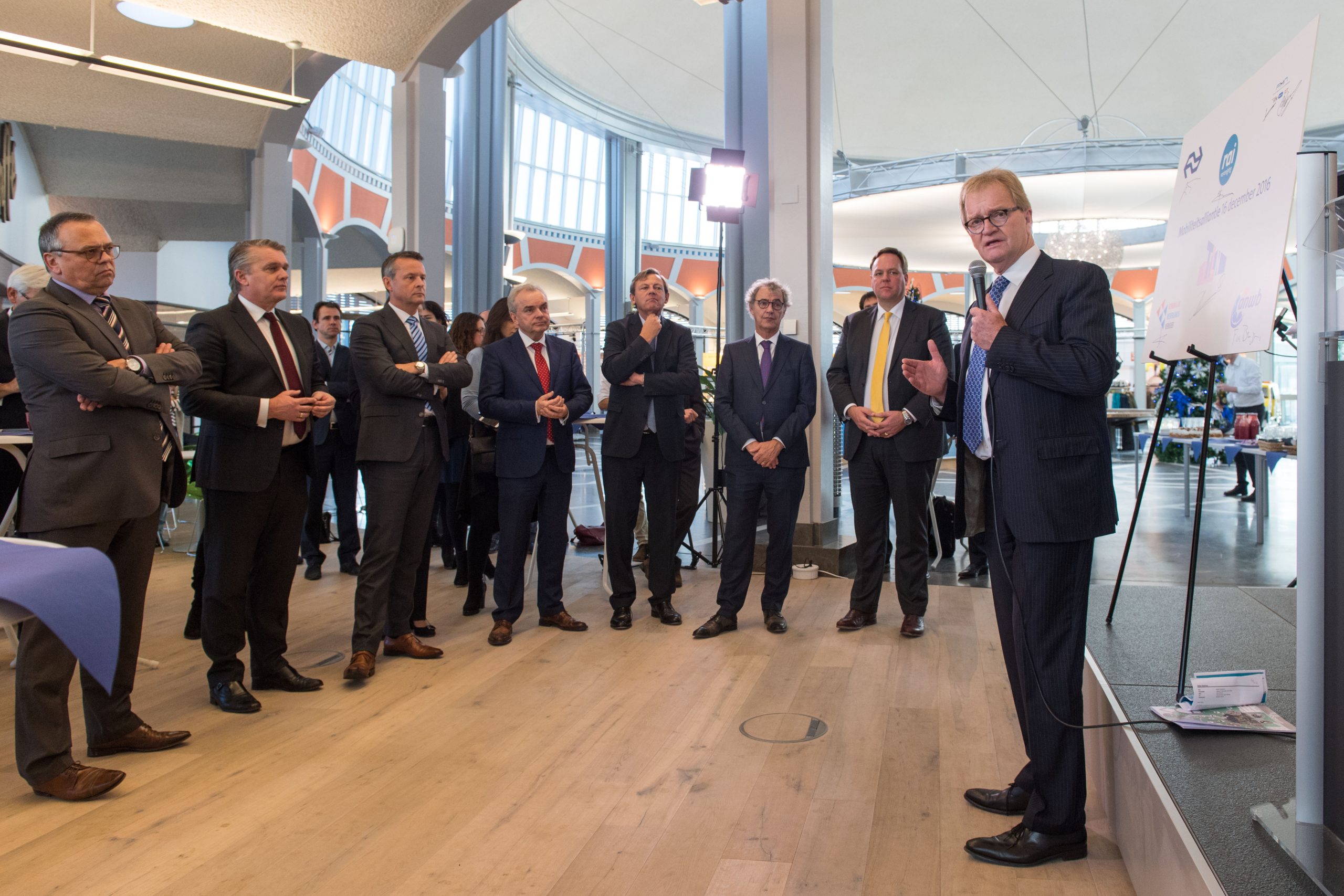 Durven topmannen niet buiten hun eigen vijvertje te vissen?