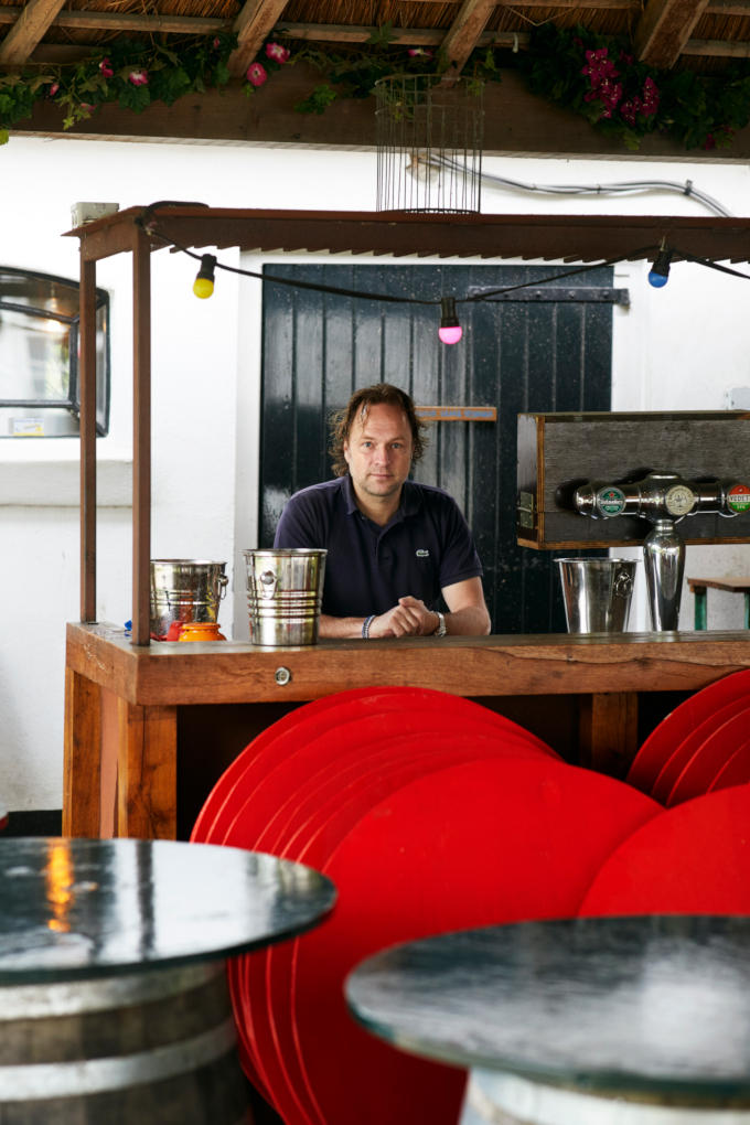 Gemakkelijk zal het voor Pim Evers, horeca-ondernemer in Amsterdam niet worden. In zijn zaken is 1,5 meter afstand houden niet zomaar te realiseren Gemakkelijk zal het voor Pim Evers, horeca-ondernemer in Amsterdam niet worden. In zijn zaken is 1,5 meter afstand houden niet zomaar te realiseren