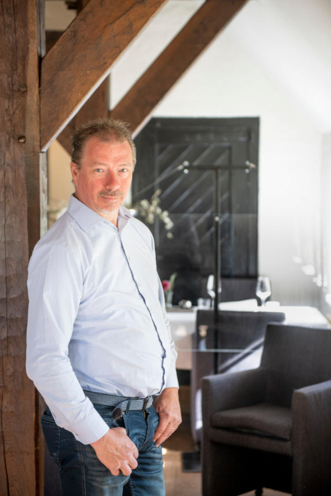 Hij is klaar voor heropening, zegt restauranthouder Arno Huisken. Achter hem is nog net de plexiglas plaat te zien. Die heeft hij geplaatst om gasten veilig te kunnen laten dineren. Hij is klaar voor heropening, zegt restauranthouder Arno Huisken. Achter hem is nog net de plexiglas plaat te zien. Die heeft hij geplaatst om gasten veilig te kunnen laten dineren.
