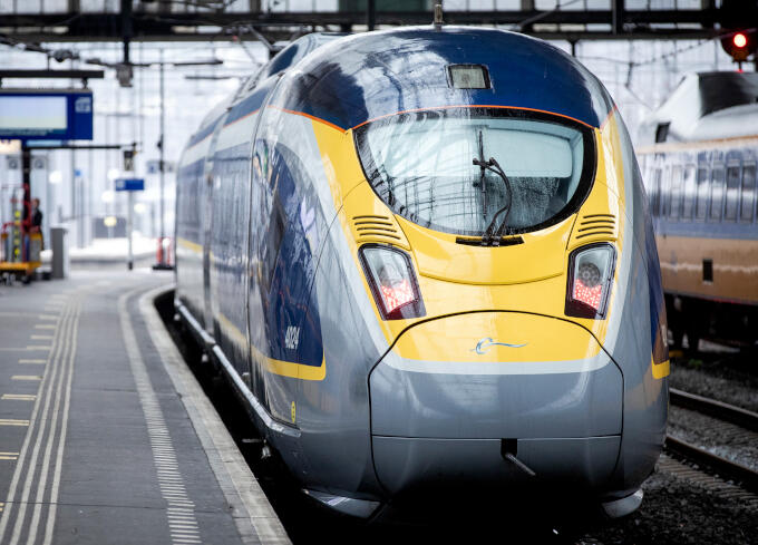 Een snelle treinverbinding tussen Amsterdam en Groningen: het Noorden wacht er al jaren op Een snelle treinverbinding tussen Amsterdam en Groningen: het Noorden wacht er al jaren op