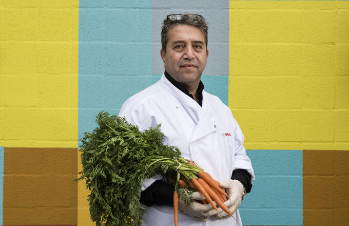 Jay Asad van StartUp Kitchen: ‘Als naar de gemeenteambtenaar had geluisterd, had ik nu nog een uitkering in plaats van een bedrijf’ Jay Asad van StartUp Kitchen: ‘Als naar de gemeenteambtenaar had geluisterd, had ik nu nog een uitkering in plaats van een bedrijf’