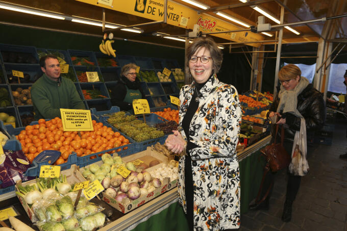 ‘De mooie binnenstad van Goes biedt veel mkb-bedrijvigheid, zoals hier op de markt. En ik ga over mededinging in de Kamer.’ ‘De mooie binnenstad van Goes biedt veel mkb-bedrijvigheid, zoals hier op de markt. En ik ga over mededinging in de Kamer.’