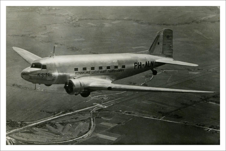 De aardbeien worden vervoerd in de KLM DC-3 PH-ALN, ook wel 'Nandoe' genoemd De aardbeien worden vervoerd in de KLM DC-3 PH-ALN, ook wel 'Nandoe' genoemd