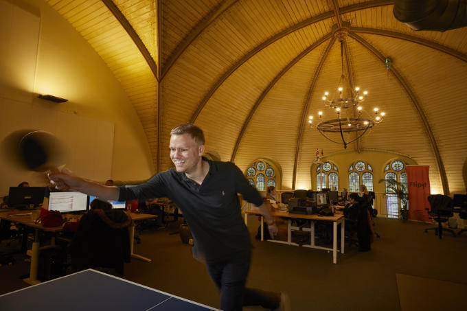 Elke dag in de kerk. Om er te werken dan. En vooruit: af en toe speelt Mads Bukholt een potje tafeltennis Elke dag in de kerk. Om er te werken dan. En vooruit: af en toe speelt Mads Bukholt een potje tafeltennis