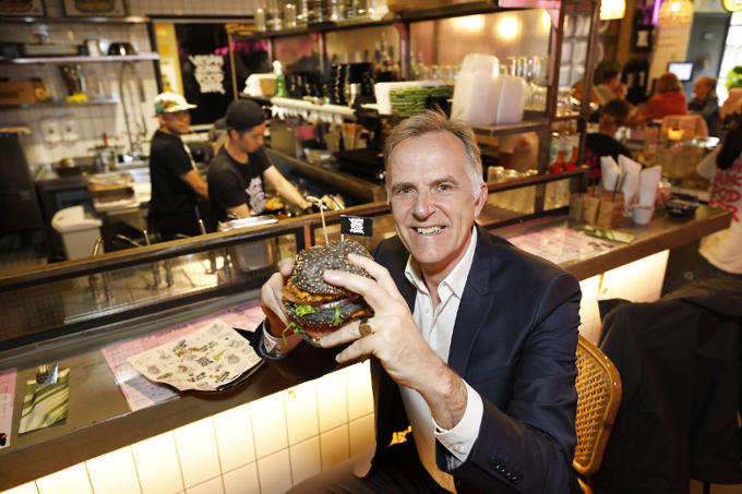 'De Vegan Junk Food Bar is een mooi voorbeeld van de plantaardige revolutie die bijna ongemerkt bezig is. Met een knipoog naar junkfood.’ 'De Vegan Junk Food Bar is een mooi voorbeeld van de plantaardige revolutie die bijna ongemerkt bezig is. Met een knipoog naar junkfood.’