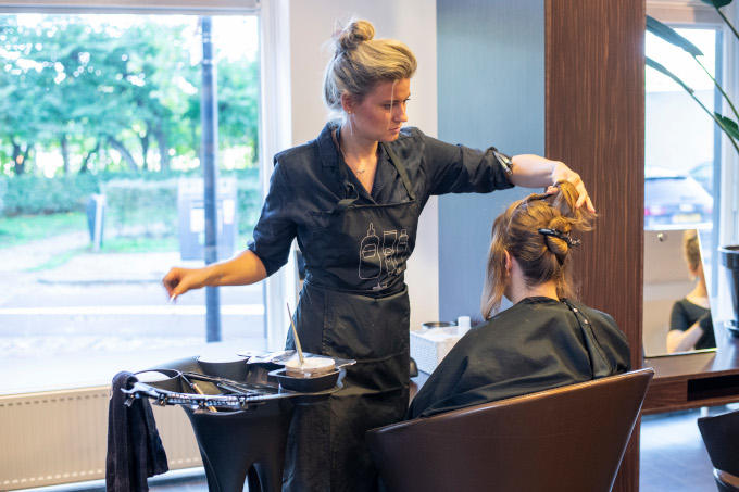 'We moeten wel jonge mensen blijven opleiden,' zegt kapper Hannelore Schellevis. En zo kwam de jonge kapper op de foto ook aan een leerwerkplek in een kapsalon (niet die van Schellevis overigens) 'We moeten wel jonge mensen blijven opleiden,' zegt kapper Hannelore Schellevis. En zo kwam de jonge kapper op de foto ook aan een leerwerkplek in een kapsalon (niet die van Schellevis overigens)